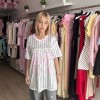 Άνετο oversized t-shirt με ρίγες και ροζ λεπτομέρειες, sporty & girly αισθητική. Ιδανικό για casual looks με στυλ.