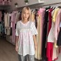 Άνετο oversized t-shirt με ρίγες και ροζ λεπτομέρειες, sporty & girly αισθητική. Ιδανικό για casual looks με στυλ.