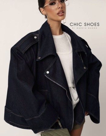 Statement τζάκετ σε oversized γραμμή που απογειώνει κάθε outfit. Κατασκευασμένο από ανθεκτικό denim ύφασμα, διαθέτει μοντέρνο σχεδιασμό με φαρδιά εφαρμογή για άνεση και στυλ. 
