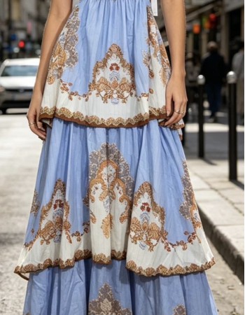 Maxi φόρεμα με εντυπωσιακό print, λεπτές τιράντες και κομψό εξώπλατο.