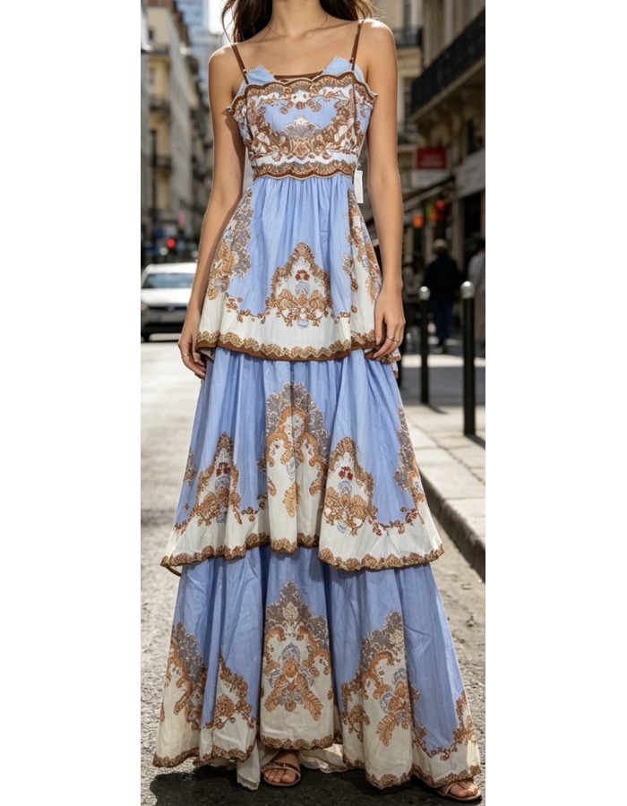 Maxi φόρεμα με εντυπωσιακό print, λεπτές τιράντες και κομψό εξώπλατο.
