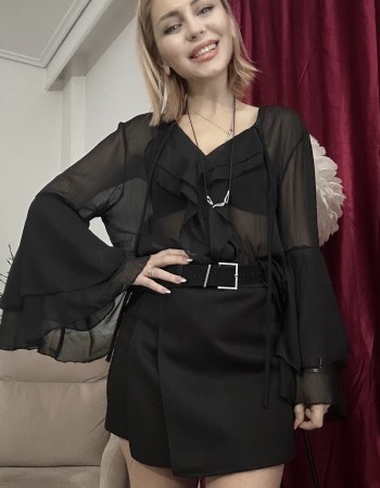 Ruffle chic Κομψό πουκάμισο με βολάν μπροστά και ιδιαίτερο μανίκι που τραβάει τα βλέμματα. Θηλυκό και stylish, αναβαθμίζει κάθε εμφάνιση εύκολα και άμεσα. Ruffle chic Κομψό πουκάμισο με βολάν μπροστά και ιδιαίτερο μανίκι που τραβάει τα βλέμματα. Θηλυκό και stylish, αναβαθμίζει κάθε εμφάνιση εύκολα και άμεσα.
