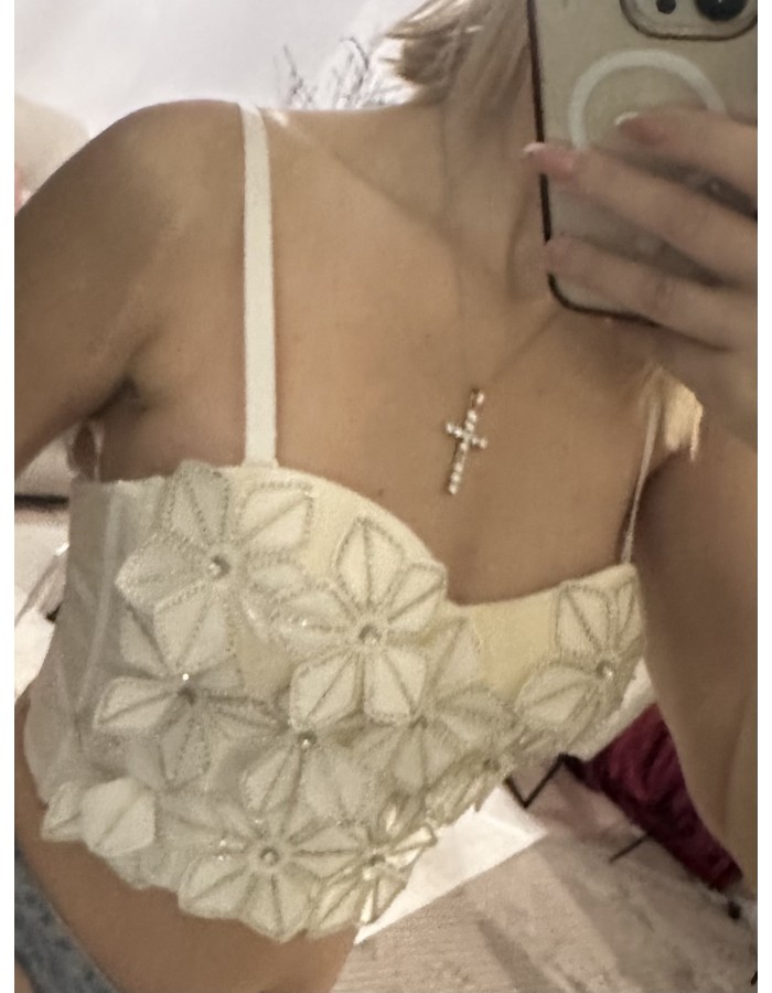 Floral Pearl Bustier Top Εντυπωσιακό bustier top με ανάγλυφα floral μοτίβα και διακριτικές πέρλες. Κομψό και θηλυκό, ιδανικό για statement εμφανίσεις και ιδιαίτερους Floral Pearl Bustier Top Εντυπωσιακό bustier top με ανάγλυφα floral μοτίβα και διακριτικές πέρλες. Κομψό και θηλυκό, ιδανικό για statement εμφανίσεις και ιδιαίτερους