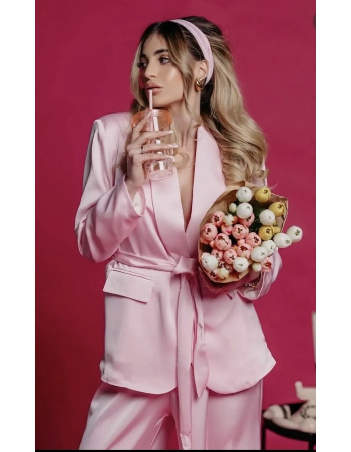 Pink Satin Suit με Δέσιμο Σατέν κουστούμι σε ροζ με σακάκι δετό στη μέση και παντελόνα άνετης, ρευστής γραμμής. Κομψό και statement για εντυπωσιακές εμφανίσεις. ✨ Pink Satin Suit με Δέσιμο Σατέν κουστούμι σε ροζ με σακάκι δετό στη μέση και παντελόνα άνετης, ρευστής γραμμής. Κομψό και statement για εντυπωσιακές εμφανίσεις. ✨