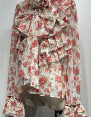 Αέρινη μπλούζα με ρομαντικό floral print σε αποχρώσεις ροζ, διακοσμημένη με εντυπωσιακά βολάν και φιόγκο μπροστά. Διαθέτει ιδιαίτερες λεπτομέρειες στον γιακά με τριαντάφυλλα και μακριά μανίκια με βολάν στο τελείωμα Αέρινη μπλούζα με ρομαντικό floral print σε αποχρώσεις ροζ, διακοσμημένη με εντυπωσιακά βολάν και φιόγκο μπροστά. Διαθέτει ιδιαίτερες λεπτομέρειες στον γιακά με τριαντάφυλλα και μακριά μανίκια με βολάν στο τελείωμα