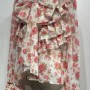 Αέρινη μπλούζα με ρομαντικό floral print σε αποχρώσεις ροζ, διακοσμημένη με εντυπωσιακά βολάν και φιόγκο μπροστά. Διαθέτει ιδιαίτερες λεπτομέρειες στον γιακά με τριαντάφυλλα και μακριά μανίκια με βολάν στο τελείωμα